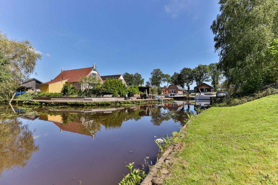 Uitzicht over het water bij de vakantiewoning