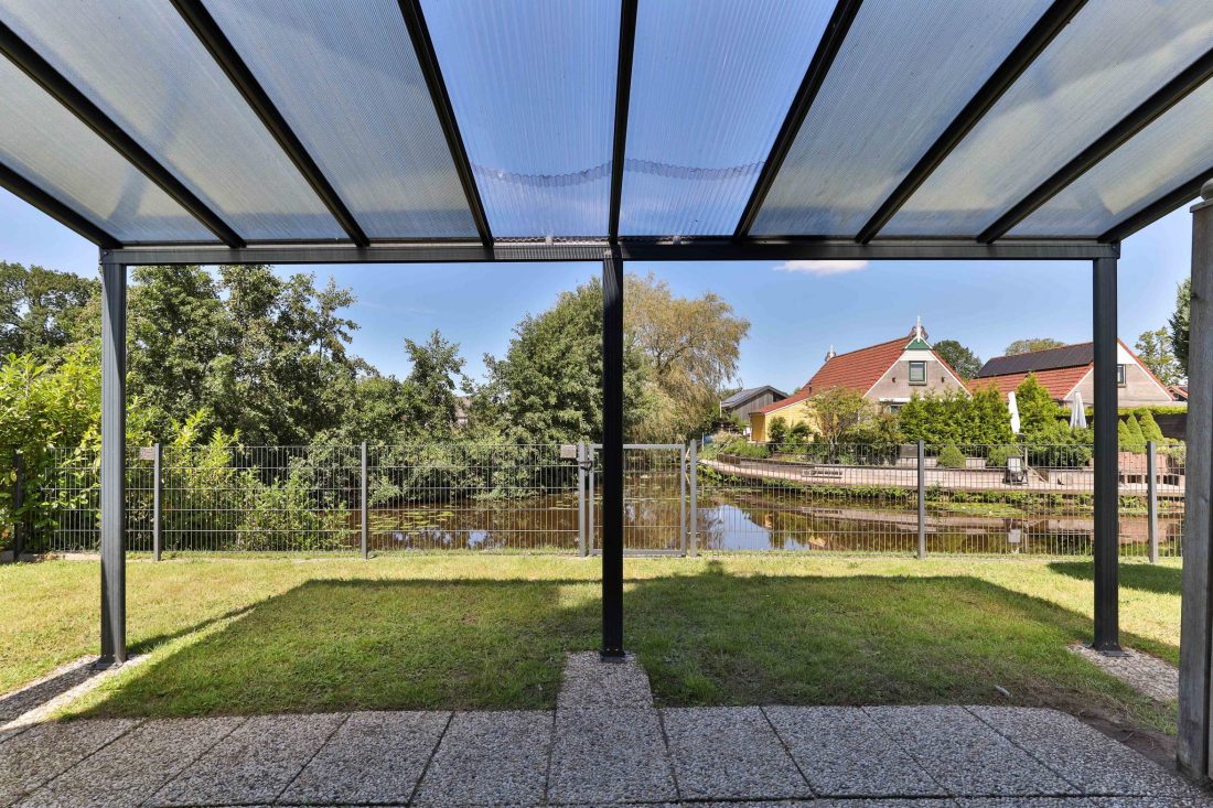 Overdekt terras met uitzicht op het water