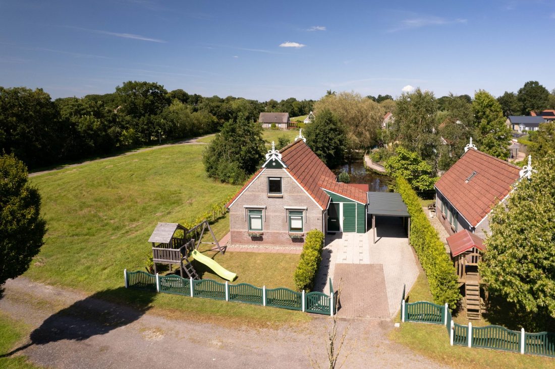 De vrijstaande vakantiewoning vanuit de lucht