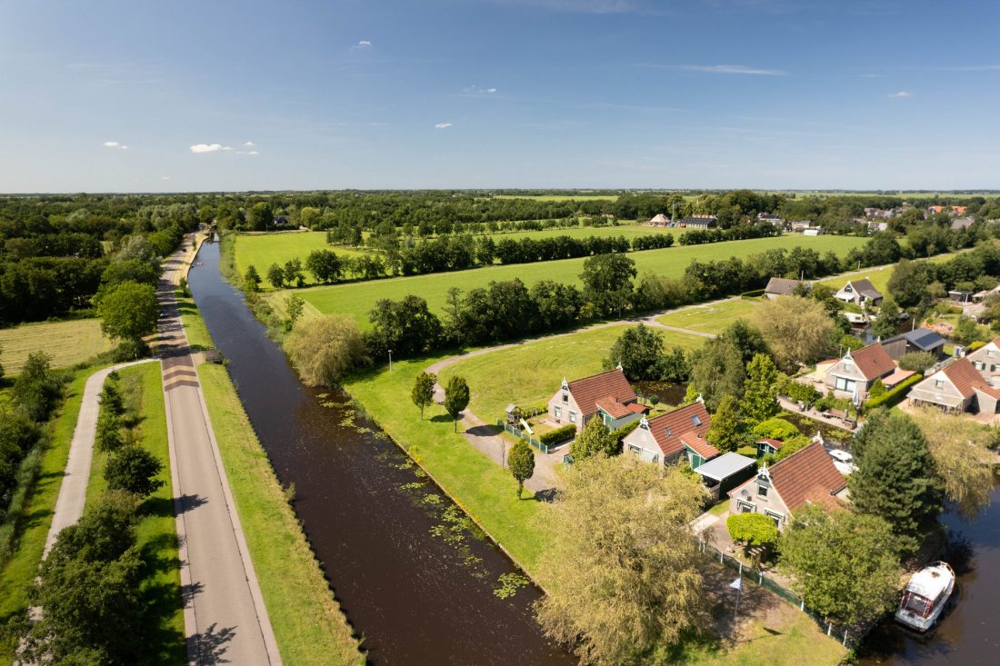 Het vaarwater en de groene omgeving rond Aldwâld